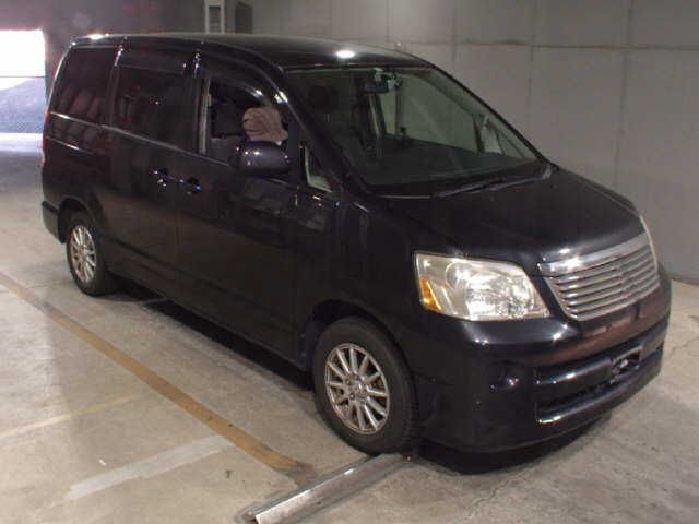 2004 TOYOTA NOAH