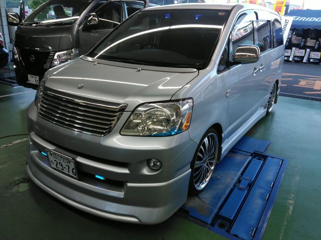 2004 TOYOTA NOAH