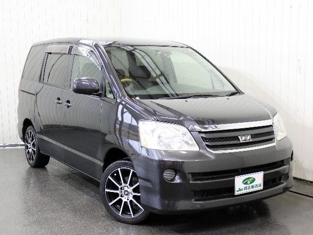 2005 TOYOTA NOAH